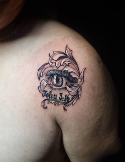 Eye tattoo with hyper-realistic details